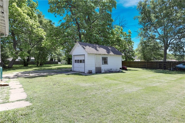 827 Pacific Ave, Osawatomie, KS 66064 - view of yard featuring an outbuilding, a garage, and driveway
