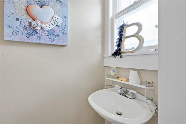 827 Pacific Ave, Osawatomie, KS 66064 - bathroom with a sink