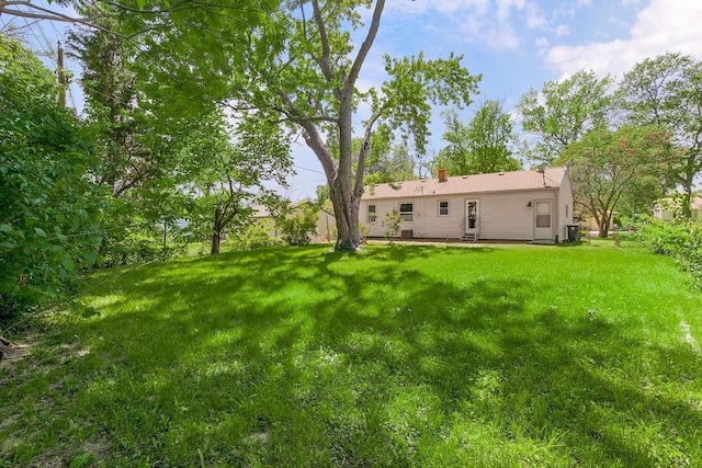 9811 Cambridge Ave, Kansas City, MO 64134 - view of green lawn