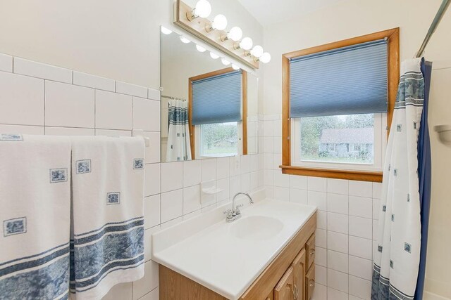 911 Limit St, Leavenworth, KS 66048 - full bathroom featuring tile walls and vanity