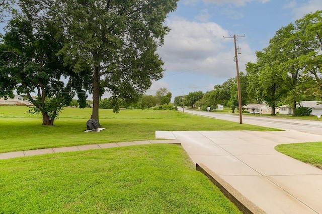 911 Limit St, Leavenworth, KS 66048 - view of property's community with a yard