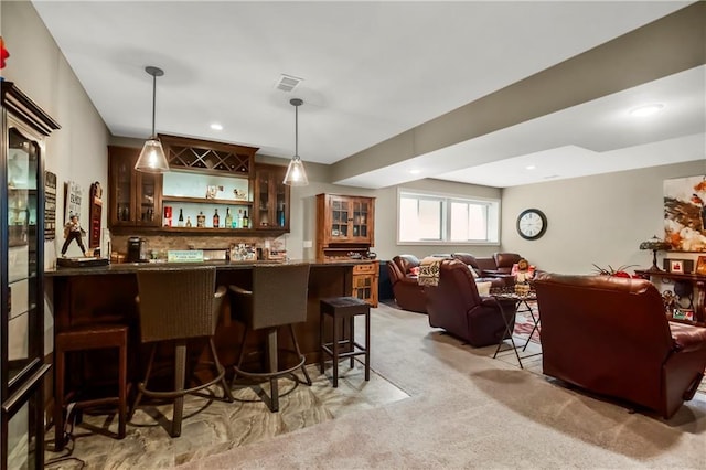 indoor wet bar with decorative light fixtures, light carpet, backsplash, and recessed lighting
