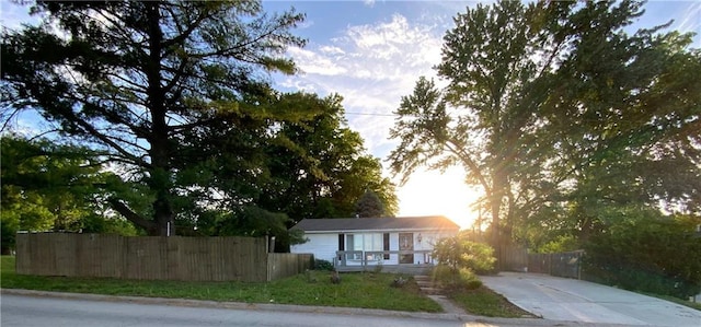 4400 N Virginia Ave, Kansas City, MO 64116 - single story home with driveway and fence