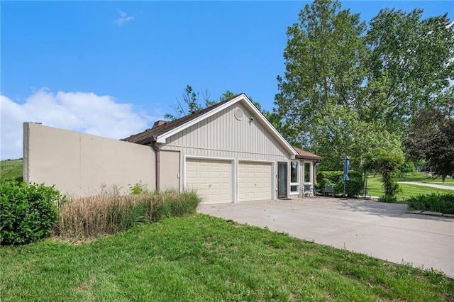 2018 Park Ln, Smithville, MO 64089 - garage featuring concrete driveway