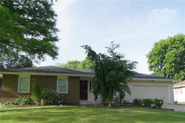 1919 Seneca St, Leavenworth, KS 66048 - ranch-style house featuring a garage, a front yard, and concrete driveway