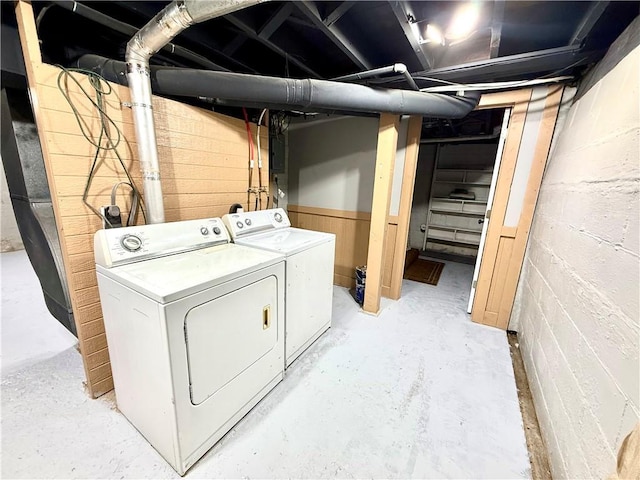 803 N Mulberry St, Maryville, MO 64468 - laundry room with washer and clothes dryer