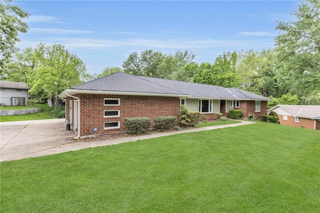 4212 NW Briarcliff Ln, Kansas City, MO 64116 - ranch-style house featuring concrete driveway, a front yard, brick siding, and a garage