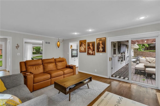 4212 NW Briarcliff Ln, Kansas City, MO 64116 - living area with ornamental molding, wood finished floors, baseboards, and recessed lighting