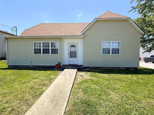 900 E 7th St, Galena, KS 66739 - view of front facade featuring a front yard and roof with shingles