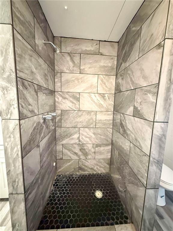 900 E 7th St, Galena, KS 66739 - full bathroom with a tile shower and toilet