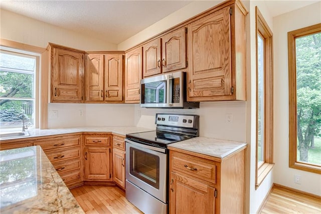16482 W 132nd Cir, Olathe, KS 66062 - kitchen with appliances with stainless steel finishes, light countertops, light wood-style flooring, and a sink