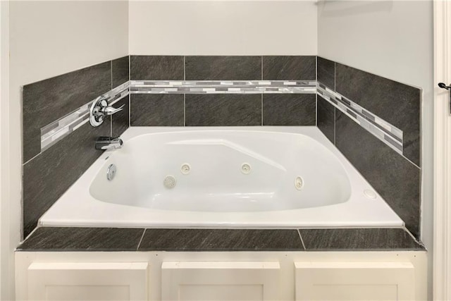2511 E Maple Ct, Tonganoxie, KS 66086 - bathroom with a tub with jets