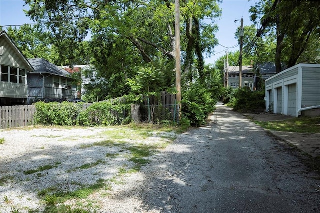 4219 Kenwood Ave, Kansas City, MO 64110 - view of road