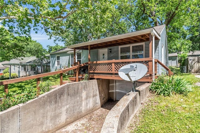 712 NE 45th St, Kansas City, MO 64116 - view of front of property featuring a deck