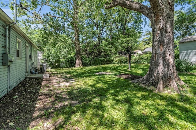712 NE 45th St, Kansas City, MO 64116 - view of green lawn featuring central AC unit