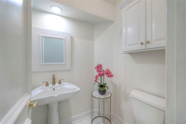 3109 W 118th St, Leawood, KS 66211 - half bath featuring toilet and baseboards