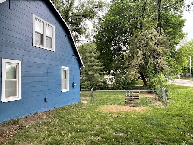 2302 3rd Ave, Leavenworth, KS 66048 - view of side of property with view of scattered trees