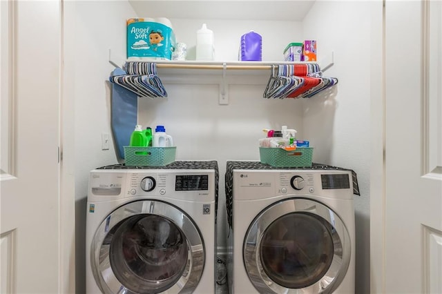 2808 E Cedar Pl, Tonganoxie, KS 66086 - laundry area featuring washer and clothes dryer