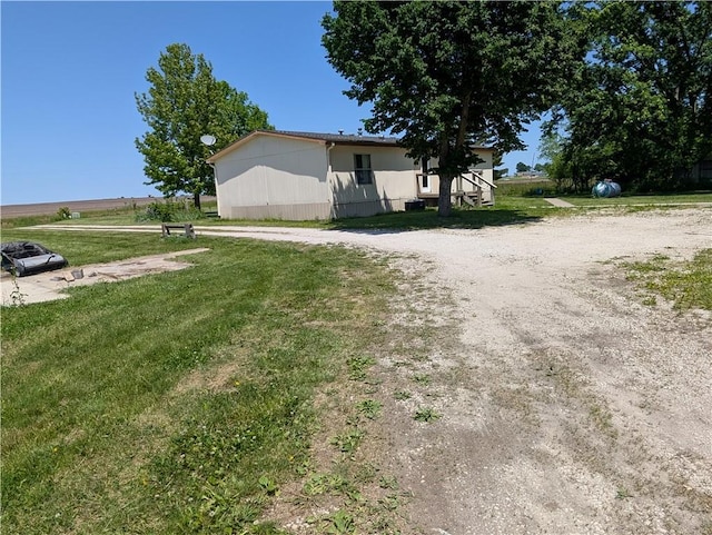 manufactured / mobile home featuring a front lawn