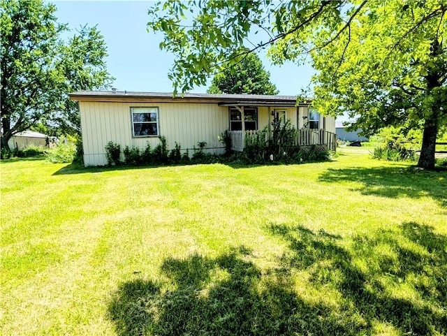view of front of home featuring a front yard