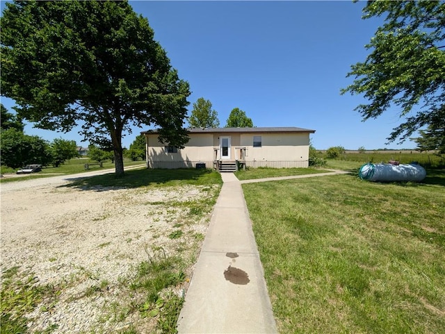 manufactured / mobile home with a front yard