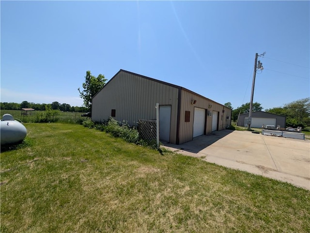 view of outdoor structure with an outbuilding