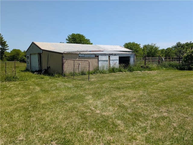 view of yard with an outbuilding