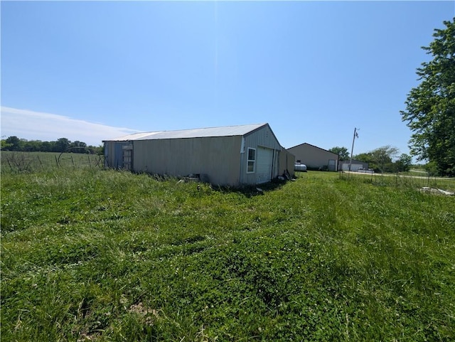 view of yard with an outbuilding