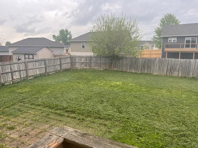 2216 Chanticleer St, Excelsior Springs, MO 64024 - view of yard featuring a residential view
