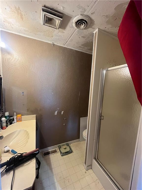 622 W Franklin St, Moran, KS 66755 - full bathroom with a stall shower, toilet, and vanity
