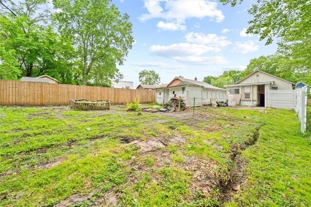 1111 S Cottage St, Independence, MO 64050 - view of yard with an outbuilding
