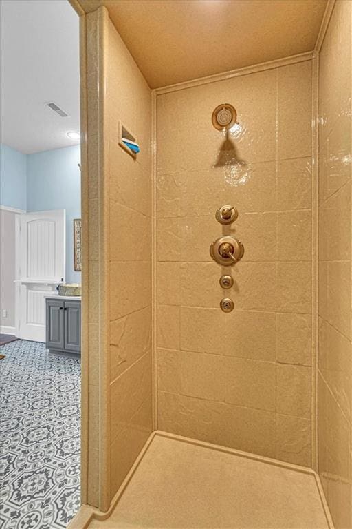 9425 NE 188th St, Trimble, MO 64492 - detailed view of a tile shower