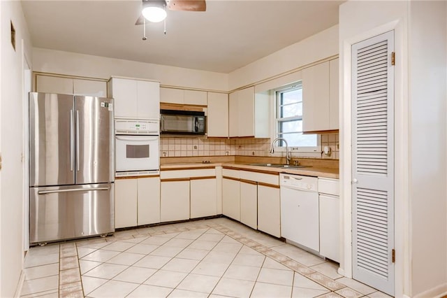 15609 E 43rd St S, Independence, MO 64055 - kitchen featuring white appliances, a sink, tasteful backsplash, light countertops, and ceiling fan