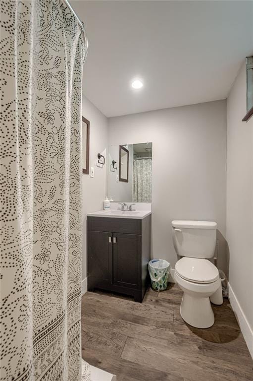 15609 E 43rd St S, Independence, MO 64055 - full bath featuring vanity, toilet, wood finished floors, a shower with curtain, and baseboards