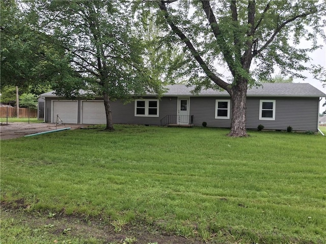 715 E Blackhawk St, Ottawa, KS 66067 - ranch-style home with driveway