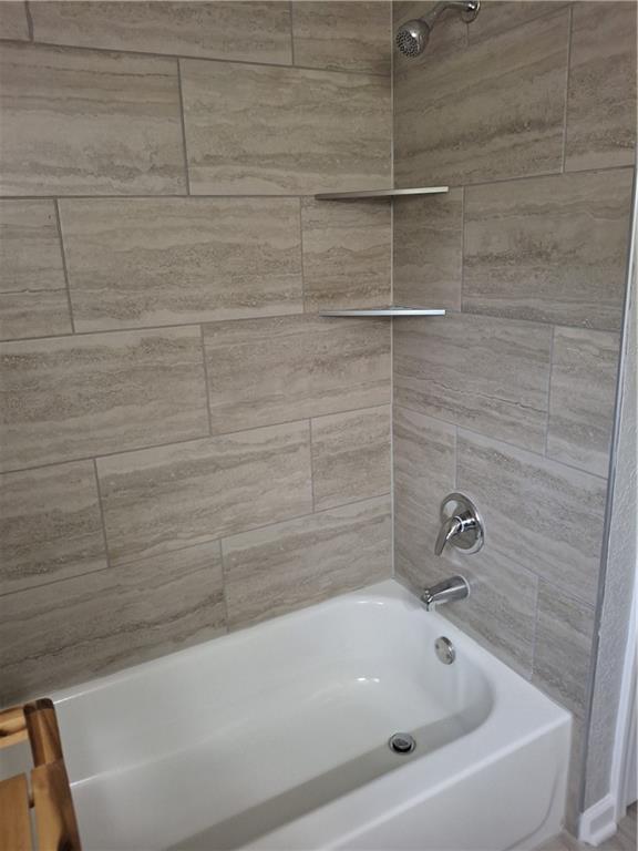 715 E Blackhawk St, Ottawa, KS 66067 - full bath with shower / bath combination