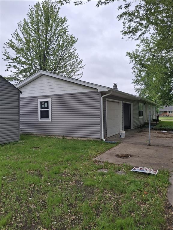 715 E Blackhawk St, Ottawa, KS 66067 - view of side of property with a garage