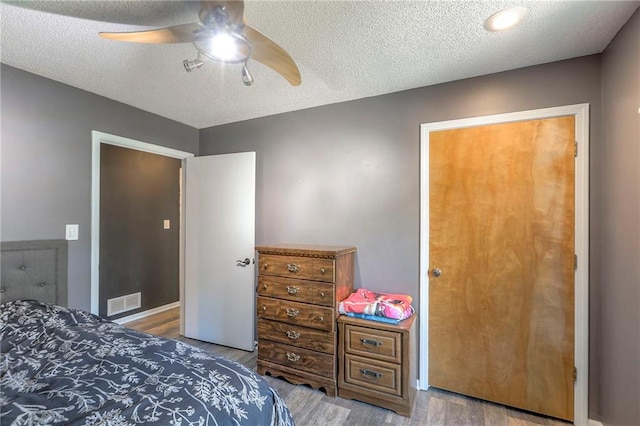 1875 E Mechanic Ave, Independence, MO 64050 - bedroom featuring wood finished floors, a textured ceiling, and ceiling fan