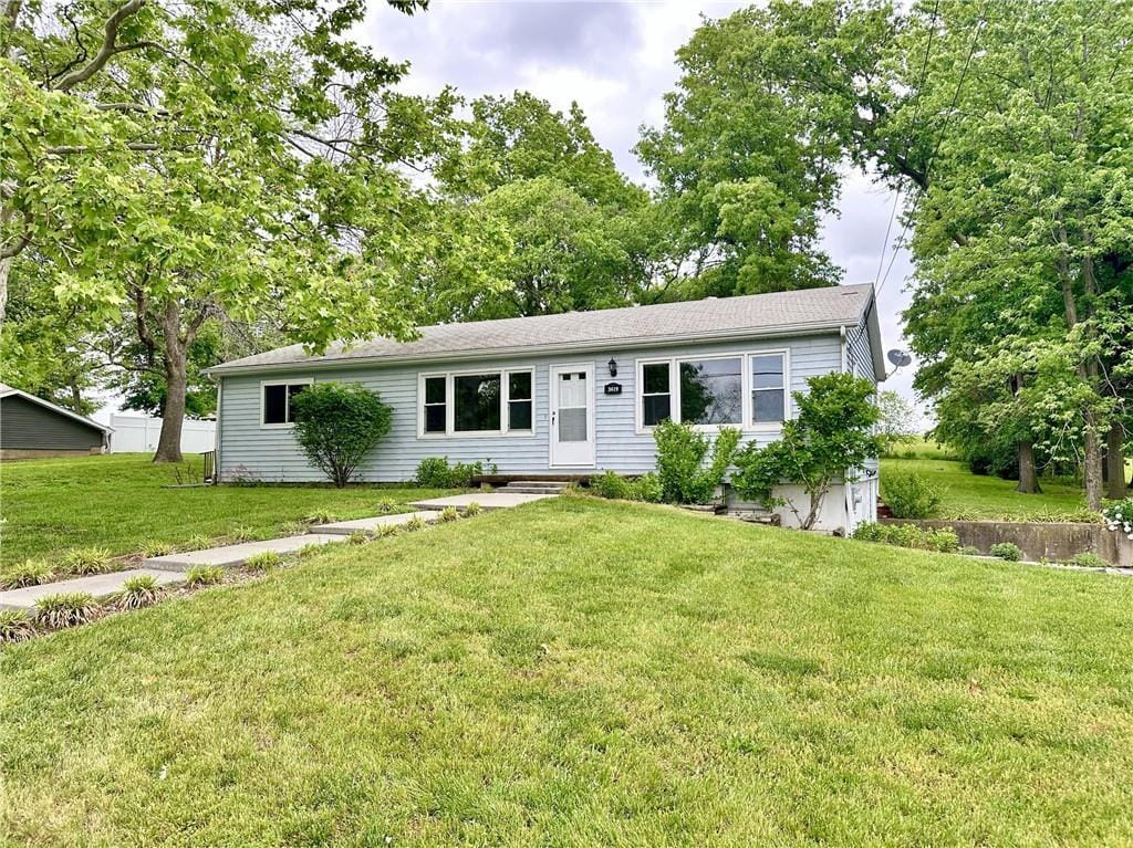 3619 Lake Trenton Dr, Trenton, MO 64683 - ranch-style home with a front lawn and entry steps