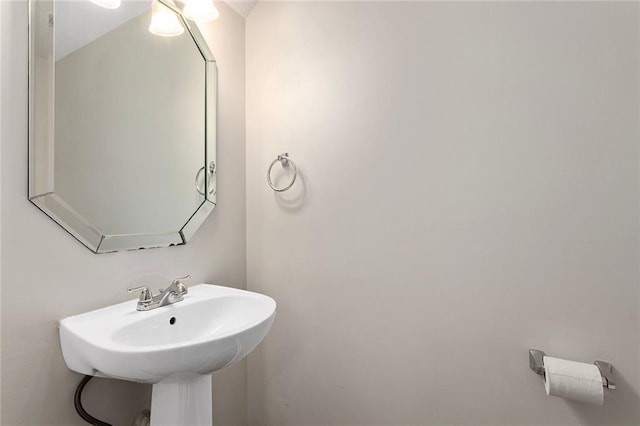 5412 Fairmount Ave, Kansas City, MO 64118 - view of bathroom