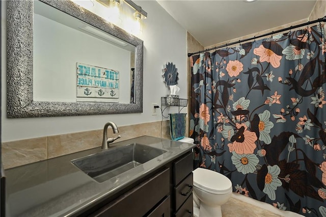 611 N Winnebago Dr, Lake Winnebago, MO 64034 - bathroom with vanity, toilet, and curtained shower
