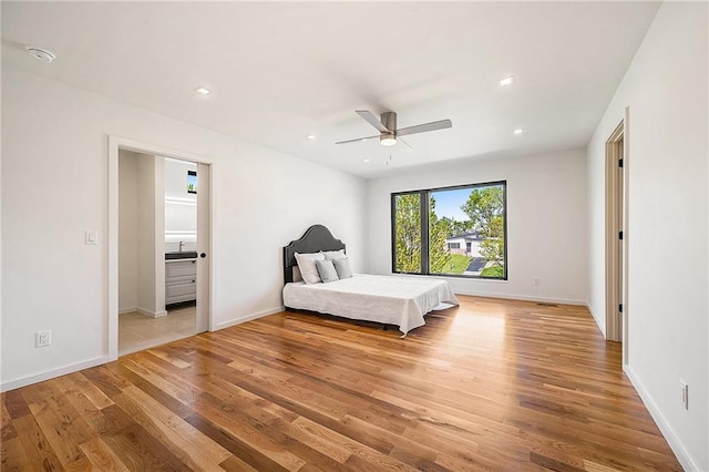 bedroom featuring light wood-style flooring, baseboards, ceiling fan, and recessed lighting