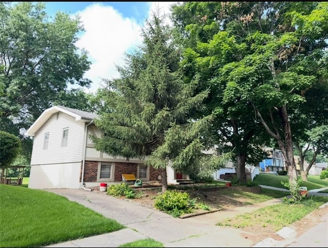 6705 E 140th Pl, Grandview, MO 64030 - view of front of property featuring brick siding and a front yard