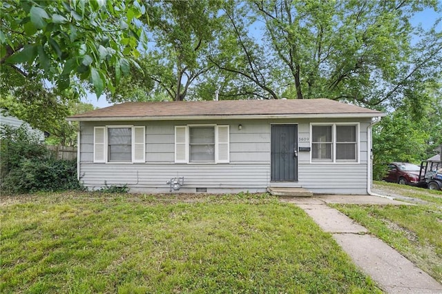 5609 E 101st St, Kansas City, MO 64137 - bungalow-style house featuring a front lawn