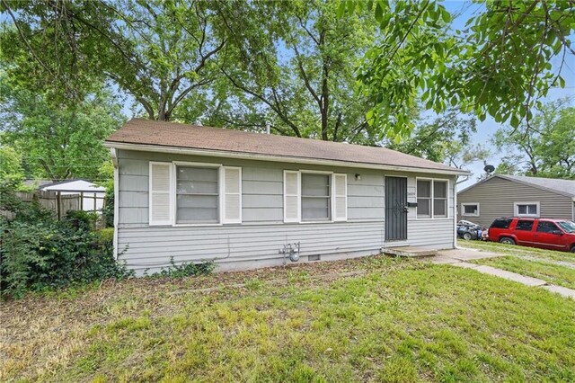 5609 E 101st St, Kansas City, MO 64137 - bungalow-style house featuring crawl space