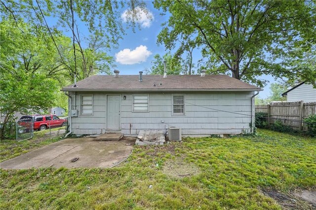 5609 E 101st St, Kansas City, MO 64137 - rear view of house with a patio area