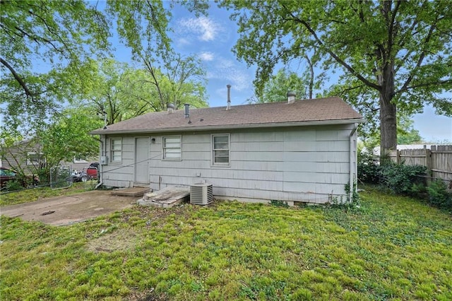 5609 E 101st St, Kansas City, MO 64137 - rear view of property with a patio and cooling unit