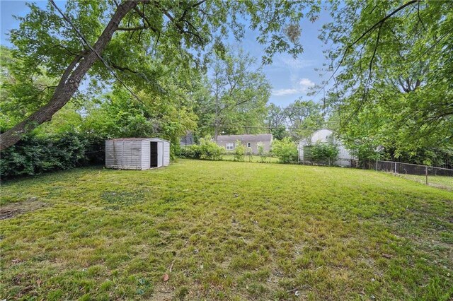 5609 E 101st St, Kansas City, MO 64137 - view of yard