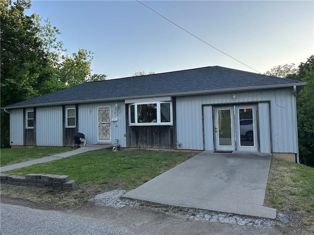 124 N 23rd St, Lexington, MO 64067 - ranch-style home featuring a front lawn and a shingled roof