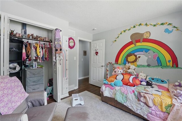 10621 E 32nd St, Independence, MO 64052 - bedroom with wood finished floors, a closet, baseboards, and a textured ceiling
